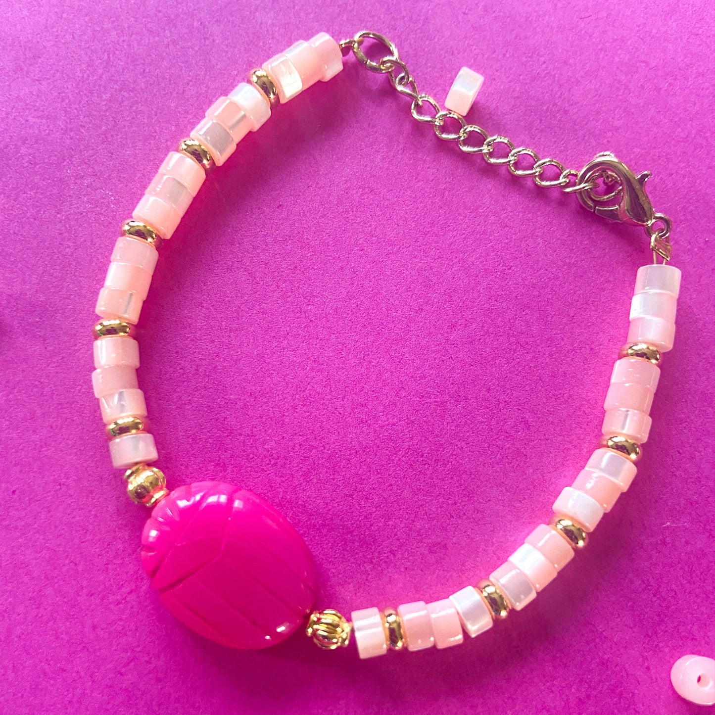 Bracelet KHÉPRI, heishi de nacre et perles scarabée calcédoine rose