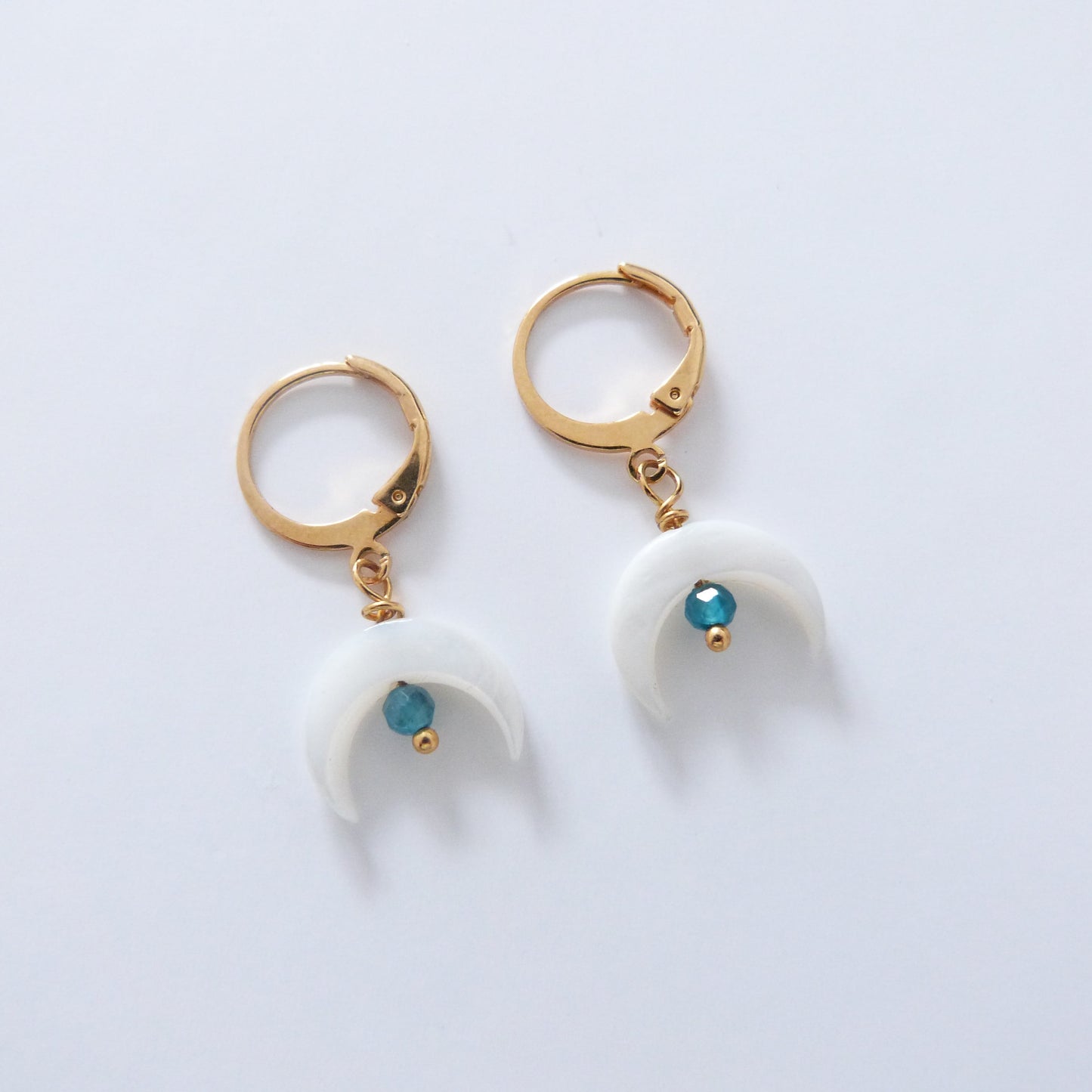 Créoles PURITY, lune nacre et apatite