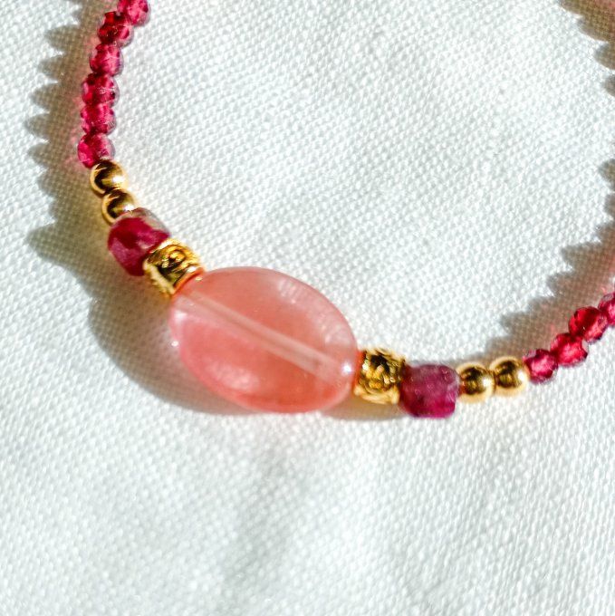 Bracelet CASSANDRE, perles naturelles de grenat et quartz fraise