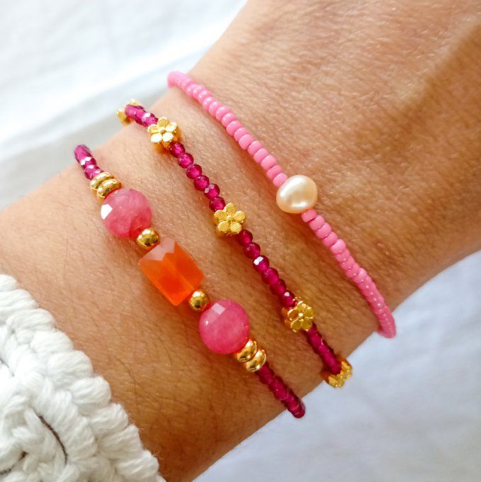 Bracelet RUBY, pierre naturelle rubis et fleurs dorées