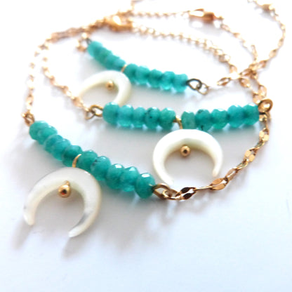 Bracelet COACHELLA, perles vert émeraude et lune en nacre