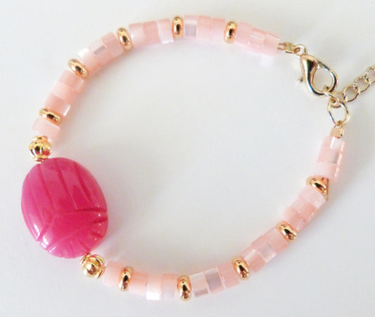 Bracelet KHÉPRI, heishi de nacre et perles scarabée calcédoine rose