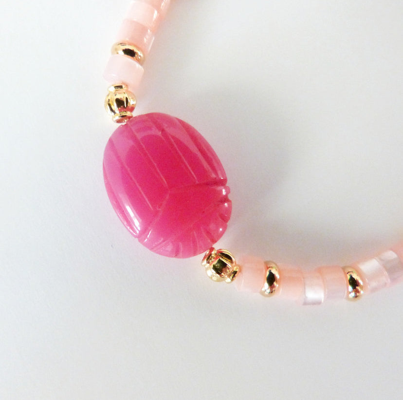 Bracelet KHÉPRI, heishi de nacre et perles scarabée calcédoine rose