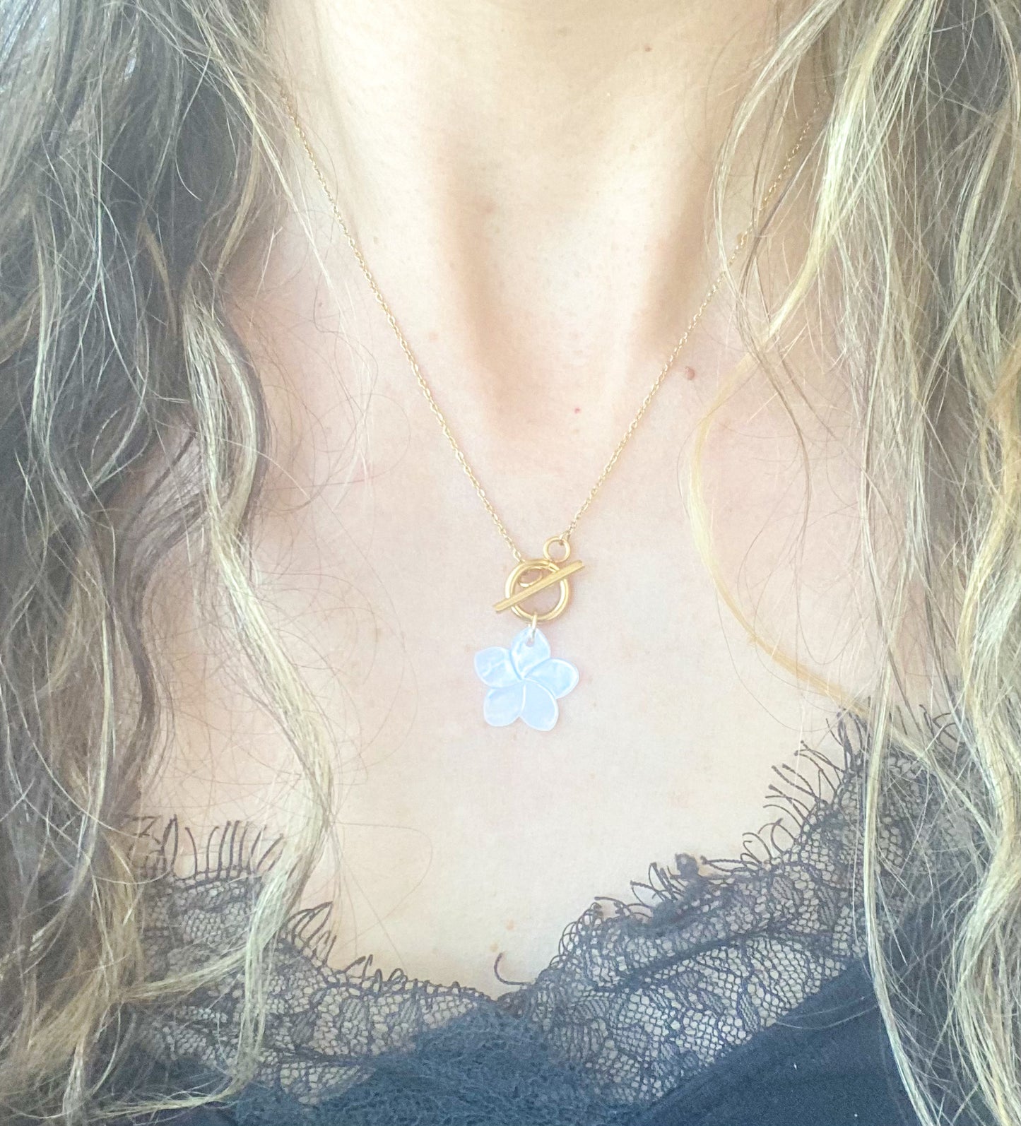 Collier MAHANA, fleur nacre