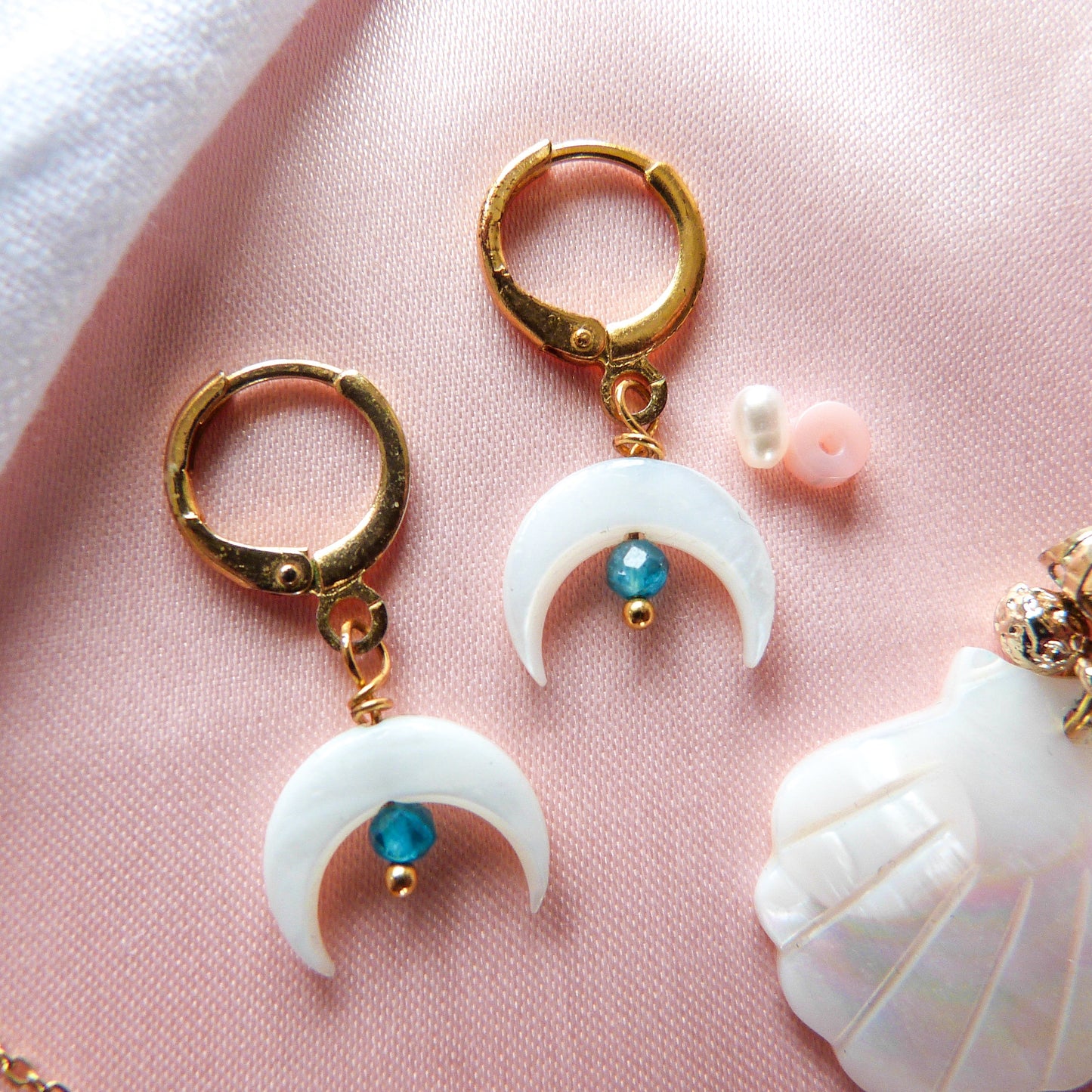 Créoles PURITY, lune nacre et apatite