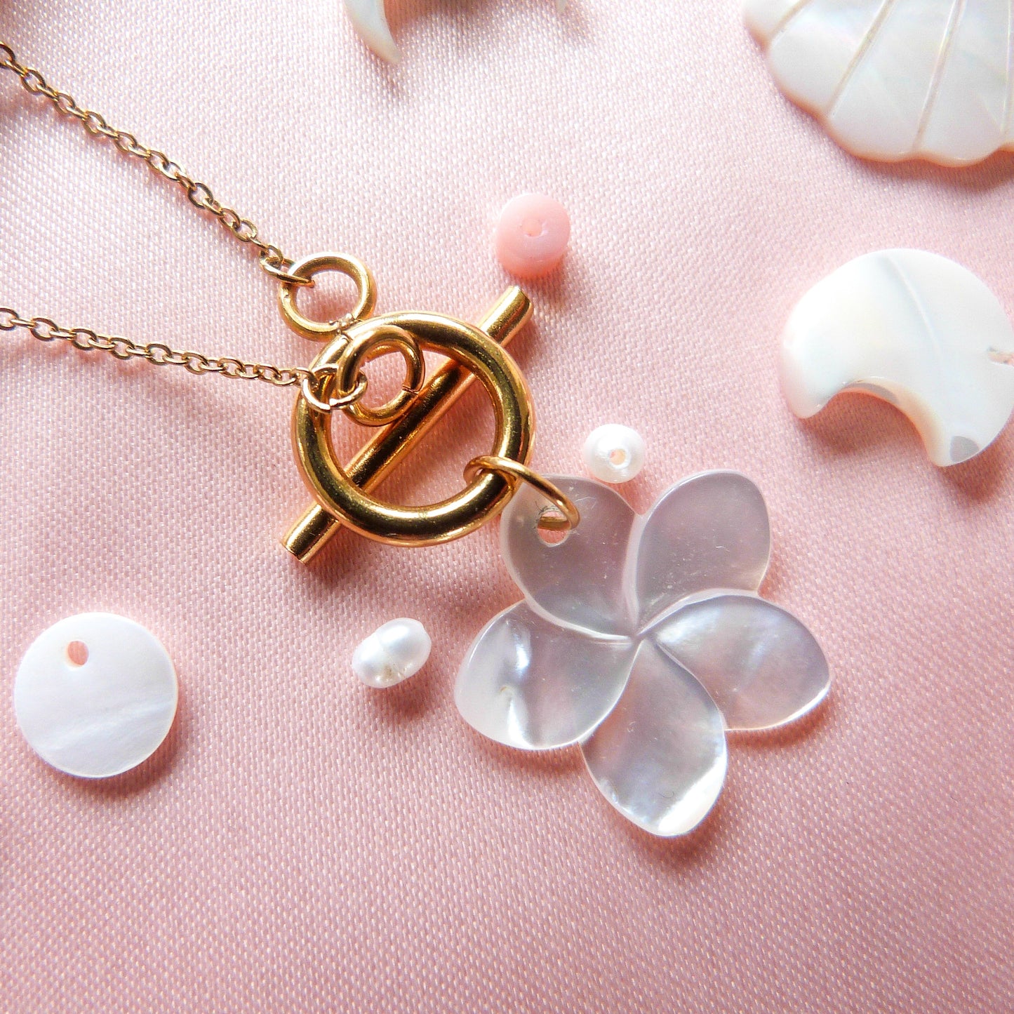 Collier MAHANA, fleur nacre