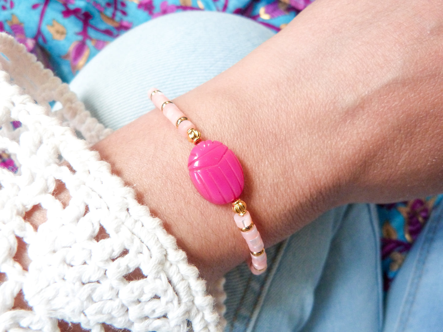 Bracelet KHÉPRI, heishi de nacre et perles scarabée calcédoine rose