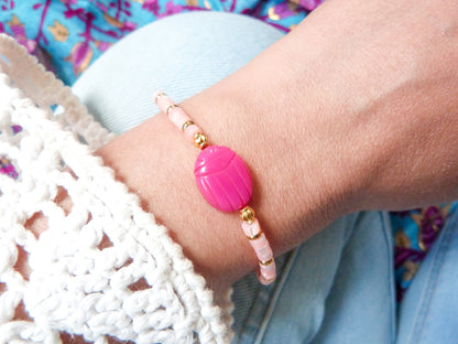 Bracelet KHÉPRI, heishi de nacre et perles scarabée calcédoine rose