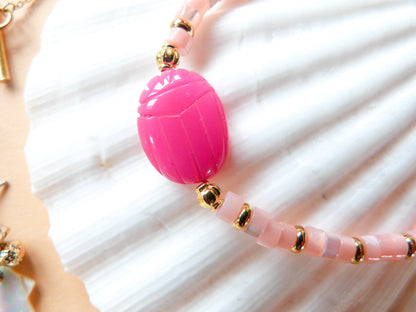 Bracelet KHÉPRI, heishi de nacre et perles scarabée calcédoine rose