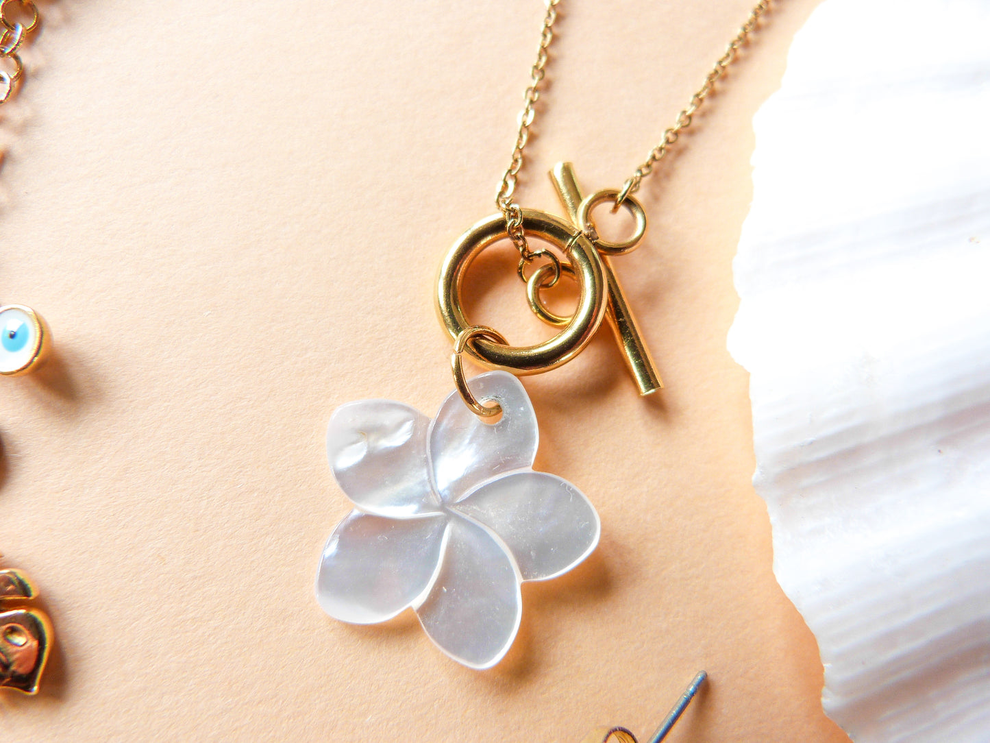 Collier MAHANA, fleur nacre