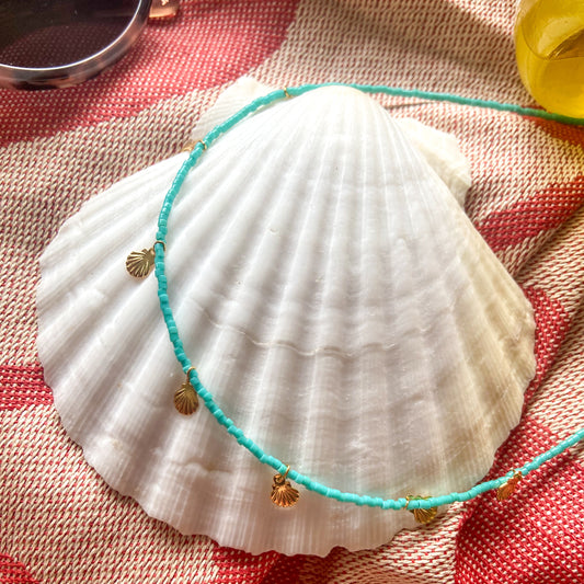 Collier LAGON, perles turquoise et breloques coquilage