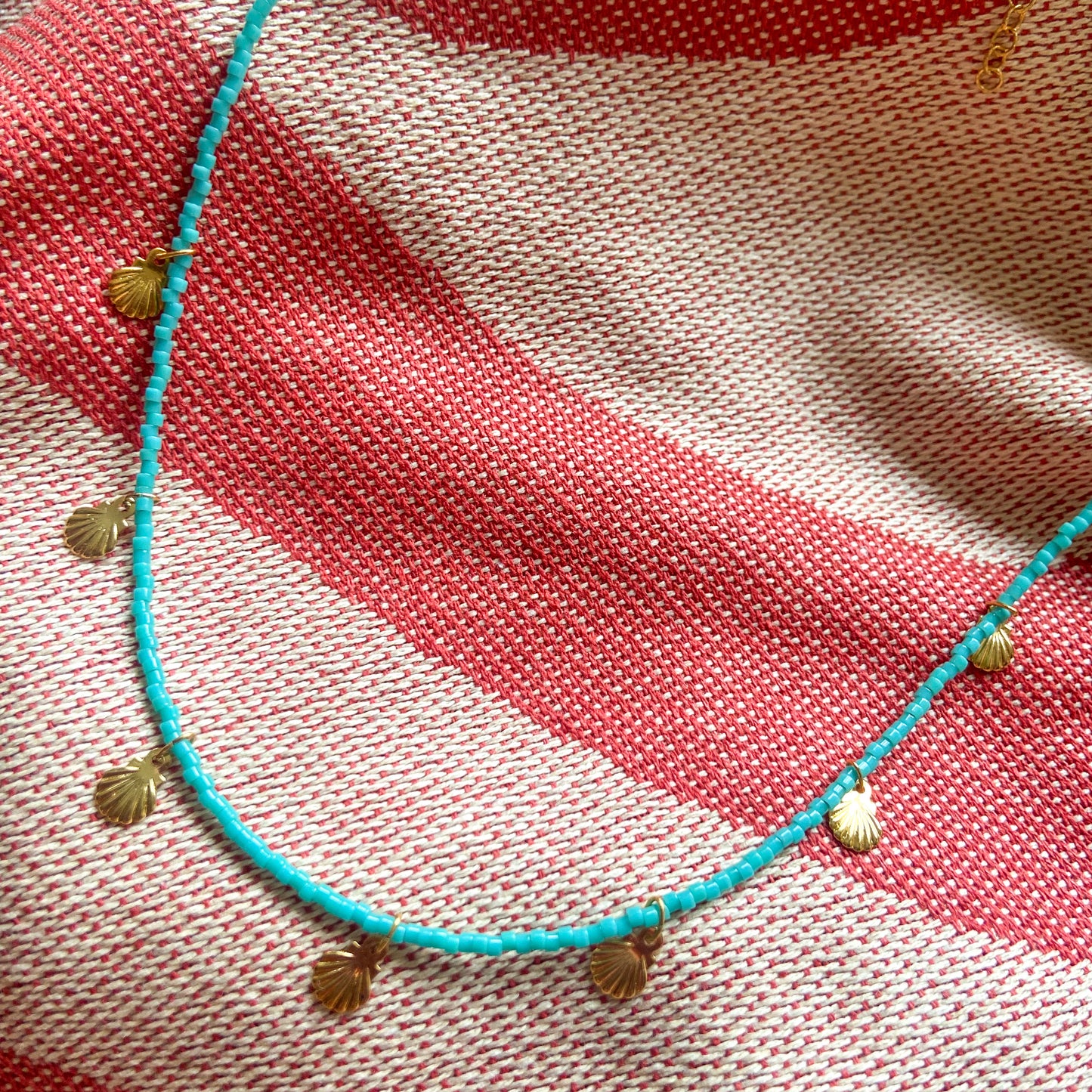 Collier LAGON, perles turquoise et breloques coquilage