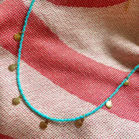 Collier LAGON, perles turquoise et breloques coquilage