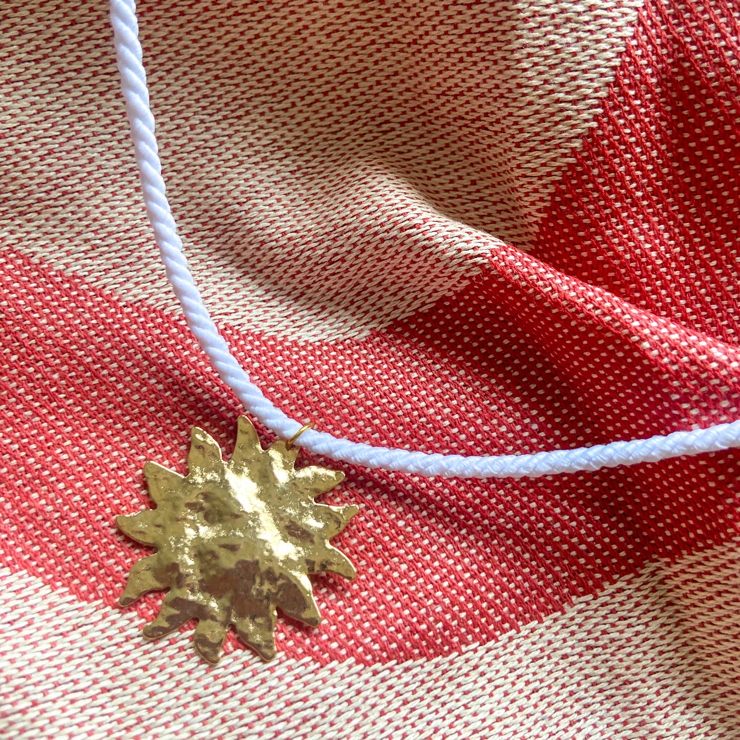 Collier SUN, pendentif soleil martelé et cordon blanc