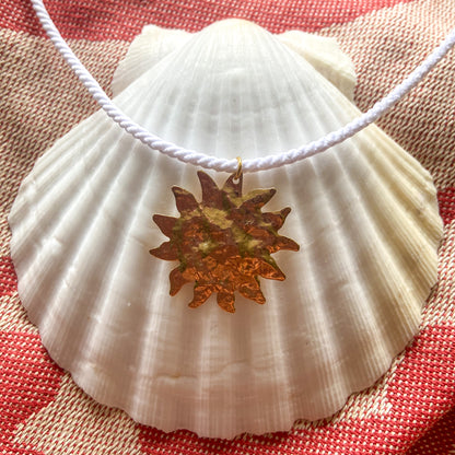 Collier SUN, pendentif soleil martelé et cordon blanc