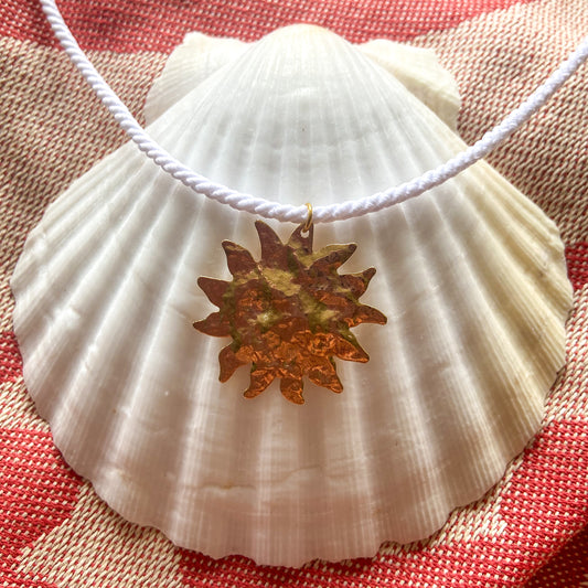 Collier SUN, pendentif soleil martelé et cordon blanc