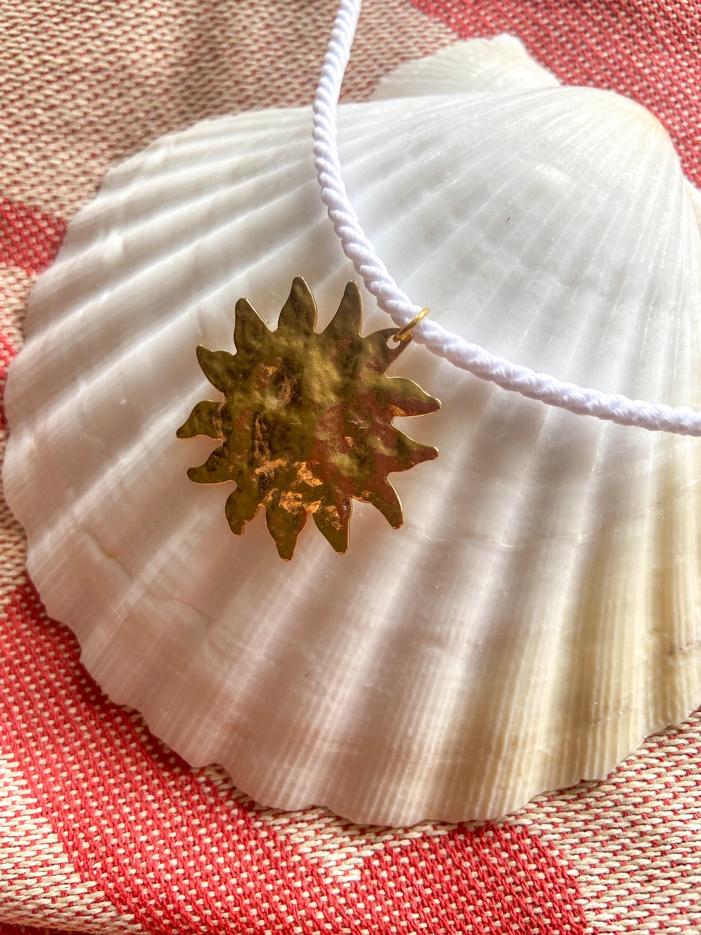 Collier SUN, pendentif soleil martelé et cordon blanc