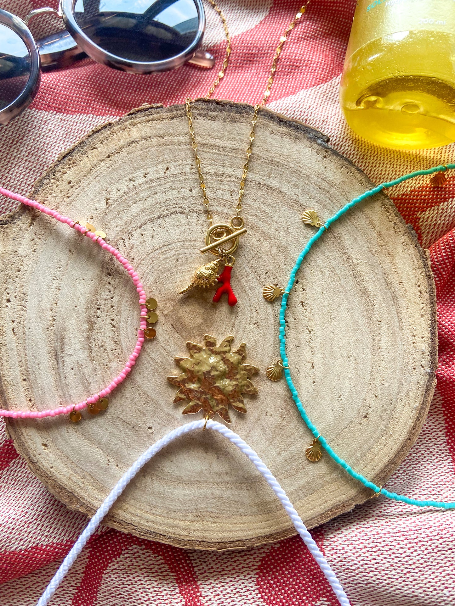 Collier SUN, pendentif soleil martelé et cordon blanc