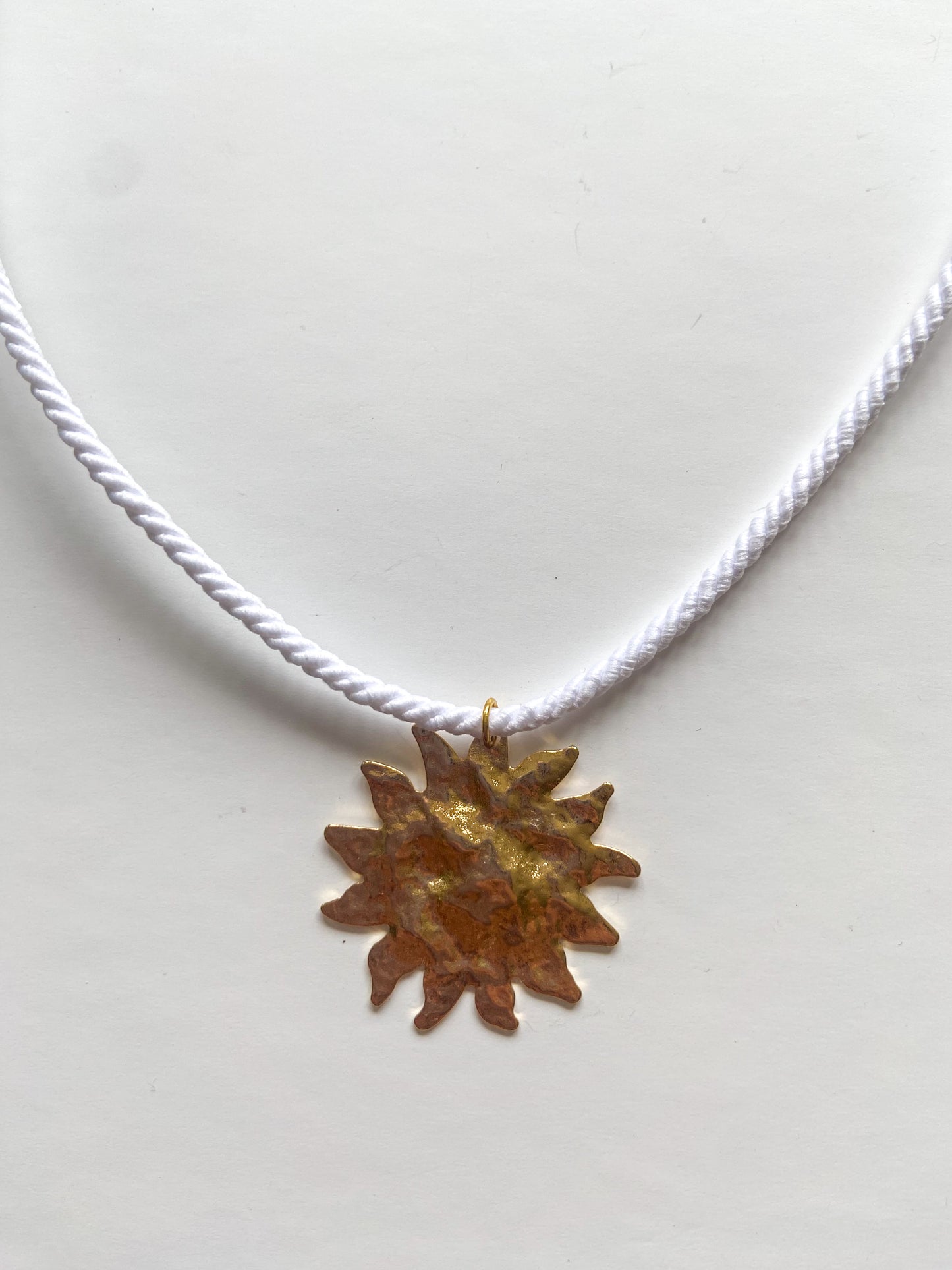 Collier SUN, pendentif soleil martelé et cordon blanc