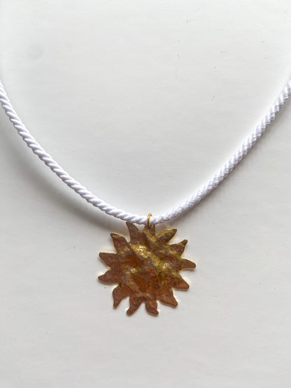 Collier SUN, pendentif soleil martelé et cordon blanc