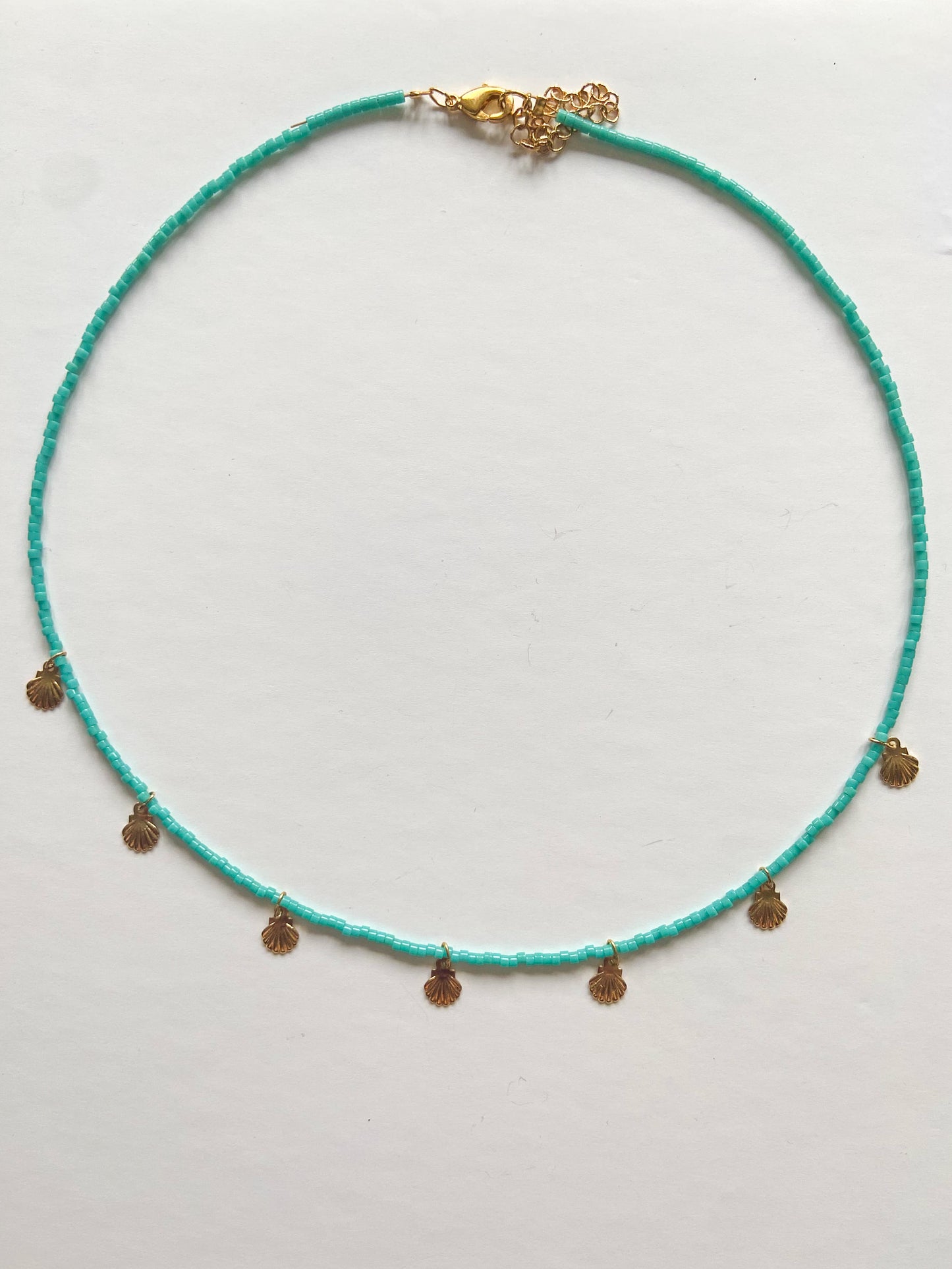 Collier LAGON, perles turquoise et breloques coquilage