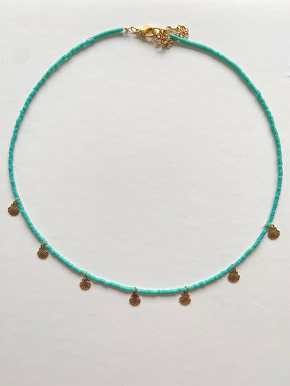 Collier LAGON, perles turquoise et breloques coquilage