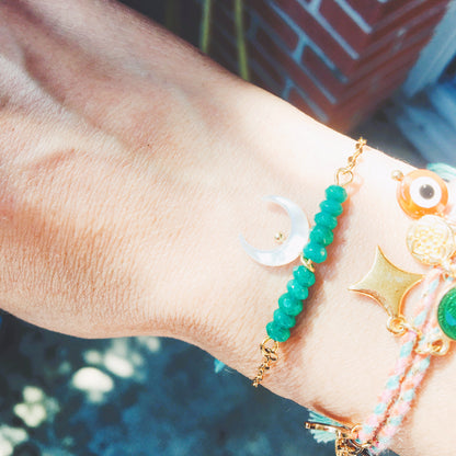 Bracelet COACHELLA, perles vert émeraude et lune en nacre