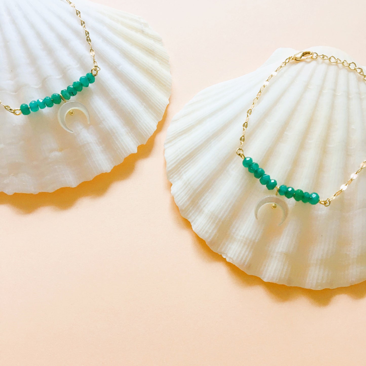 Bracelet COACHELLA, perles vert émeraude et lune en nacre