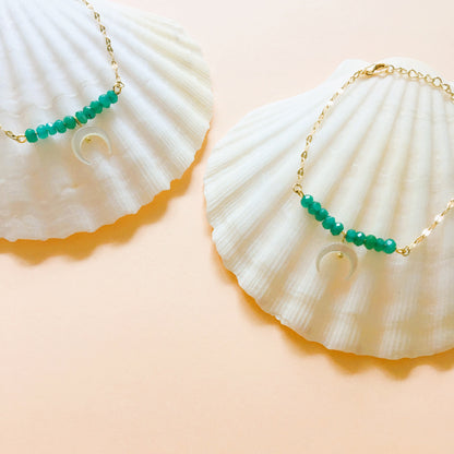 Bracelet COACHELLA, perles vert émeraude et lune en nacre