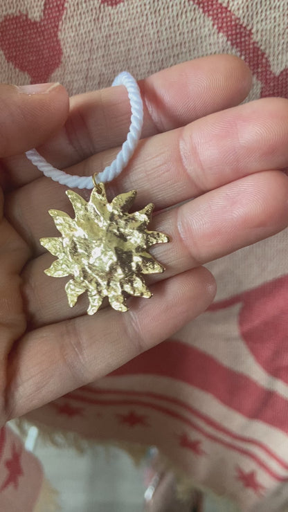 Collier SUN, pendentif soleil martelé et cordon blanc