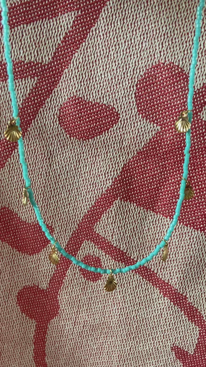 Collier LAGON, perles turquoise et breloques coquilage